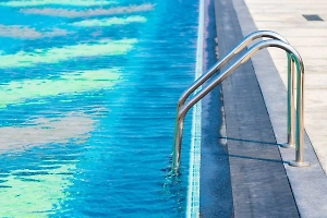 В Тюменской области 15 детей и двое взрослых отравились парами хлора в бассейне