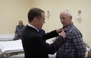 Медведев вручил госнаграды шестерым героям СВО в госпитале в Уфе