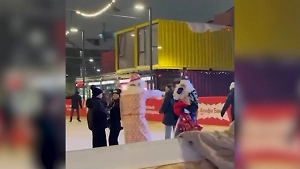 Дед Мороз и Санта-Клаус устроили ледовое побоище на катке в Уфе