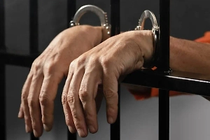 Воровская романтика: Почему женщины влюбляются в заключённых, объяснила психолог