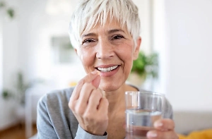 Врач назвал основные витамины, которые необходимо принимать после 50 лет