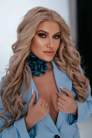 Пельмени отваривают или обжаривают в масле до золотистой корочки, подают с соевым соусом, кунжутным маслом и зелёным луком. По традиции в один пельмень вместо начинки кладут монетку, тому, кому она попадётся, удача будет сопутствовать весь год.