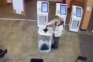 В Москве возбудили дело на девушку, которая вылила зелёнку в избирательную урну