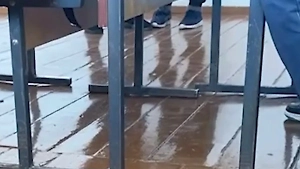 Учитель в Омской области объяснил, почему схватил ученика за ногу