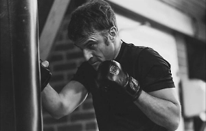 В Сети поиздевались над Макроном после фотосессии в боксёрских перчатках