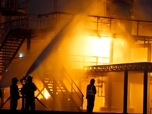 Пять сотрудников нефтебазы пострадали при ударе ВСУ по Луганску