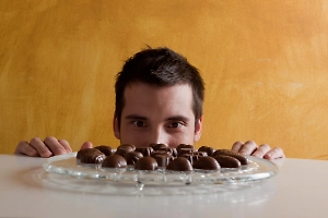 Россиянам рассказали, чем опасны сладости из "дежурной" вазочки на ресепшене