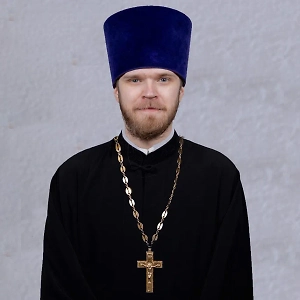 Страстная среда, или Великая среда, в этот день акцентируется внимание на предательстве Спасителя Иудой. В этот день Иуда принял решение предать Иисуса Христа за тридцать сребреников. Это событие отразилось в Церковной жизни не только на чинопоследование Богослужений Великой среды, но и на весь год. Так, принятый православной Церковью пост тоже напоминает о предательстве Иуды и о страданиях Христа.