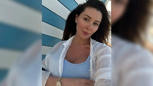 «Не плакать»: Дочь Заворотнюк с сыном на руках обратилась к покойной матери