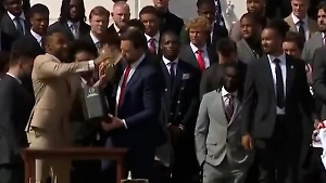 Вице-президент США Вэнс сломал кубок по американскому футболу перед толпой в Белом доме