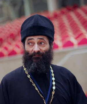 Иисус Христос, оставаясь Богом, стал полностью человеком — таким же, как каждый из нас, кроме греха. И он принимает все те человеческие особенности жизни, которые присущи нам. И нам с вами, я надеюсь, не присущи страшные страдания, которые были у него. Смерть на кресте — это имперская казнь. Распятие не применялось к римским гражданам — им отрубали голову, если приходилось. А вот к варварским народам такую мучительную казнь применяли, как и к Спасителю. И всё это произошло в пятницу.