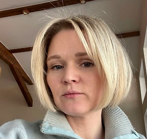 Центральные композиции составляются из весенних цветов: тюльпанов, нарциссов, гиацинтов или главного атрибута Пасхи — веток вербы. Именно цветы — живые или искусственные — помогают создать естественную атмосферу лёгкости в любом пространстве.