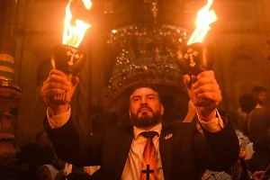 Благодатный огонь 2025: Почему сходит каждый год и что будет, если в этом году этого не случится