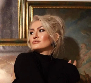 Погрузитесь в воду и представьте, как всё старое и ненужное растворяется и смывается с вас. Почувствуйте, как в этой воде рождается ваше новое «я». Чтобы в самый ответственный момент мысли не разбегались, можно заранее написать на бумаге всё, что вы бы хотели видеть в своей новой жизни и чем бы вы хотели обладать.