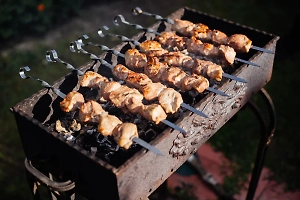 Life.ru узнал у бренд-шефа особенности правильного маринада для идеального шашлыка