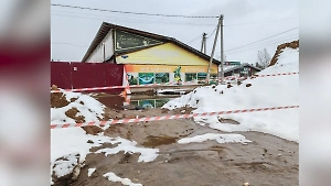 На камеру попала страшная смерть россиянина в яме с водой на глазах у толпы