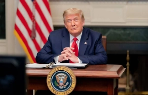 Трамп отменил ограничения Обамы на воду из-за причёски