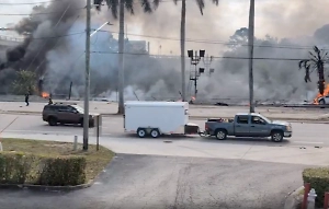 Самолёт упал прямо на дорогу во Флориде, есть жертвы