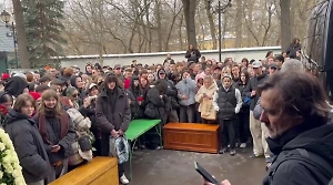 Море скорби: Life.ru снял обстановку у храма в Москве перед прощанием с Пашей Техником