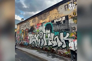 Появилось видео, как неизвестный рисует граффити в честь Техника на стене Цоя