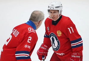 Песков раскрыл, как часто Путин посвящает время игре в хоккей