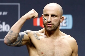 Волкановски победил Лопеса и вернул титул чемпиона UFC в полулёгком весе