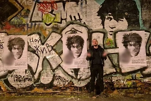 «Цой жив, Техник мёртв»: Русский Бэнкси перекрыл граффити в память о рэпере на Арбате