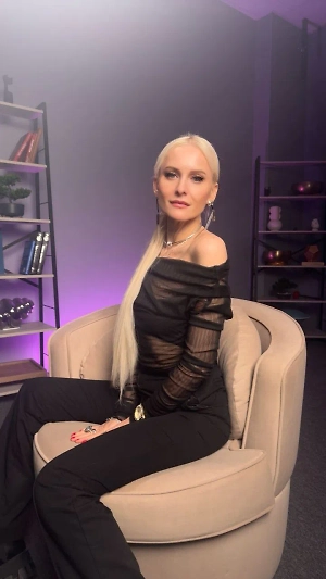 Это показатель того, что вскроются какие-то кармические узлы. То есть Луна в сочетании с Венерой — это развитие интуиции, раскрытие тайн и предвидения. Рядом с влиянием Сатурна говорит о карме.