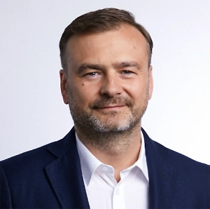 Я думаю, что из ведущих мировых компаний по легковым автомобилям никто не вернётся в Россию ранее 2027 года. Никто в очереди не стоит, автомобили, которые могли быть предназначены для России, ещё надо адаптировать, на это потребуется время. Один из руководителей европейской компании, чей бренд в России долгое время был популярен, с сожалением констатировал, что возврат в РФ может быть только в 2028 году, самое раннее в 2027 году. Это зависит не от желаний автопроизводителей, а от технических возможностей. Скорее всего, возврат автомобильных брендов в РФ будет происходить не по экономическим, а скорее по политическим причинам. Логика определения моделей, которые быстрее всего появятся в РФ, будет такова: сначала должны появиться наиболее массовые модели, которые по определению не представляют интереса для богатых россиян. Но для объективности этот возврат не принесёт успеха таким компаниям — их место на рынке уже очень уверенно занято китайскими производителями, отвоевать его будет очень сложно. Мировые производители уже проиграли эту схватку с китайцами, вряд ли можно ожидать других результатов в РФ. А вот премиум-бренды, такие как BMW, Mercedes-Benz и Porsche, точно будут востребованы на рынке РФ, и если они вернутся, то их клиент будет ждать. Но всё это не ранее 2027 года. Средний и массовый сегменты безвозвратно потеряны для мировых компаний потому, что китайцы плотно обосновались на нашем рынке. Завоёванные доли рынка они точно не отдадут — будет ценовая война или война технологий, в которой китайцы победят со счётом 10:0. Потребитель получит больше выбора или возможность получить дополнительные скидки. Я думаю, что ценообразование не зависит от конкуренции ушедших брендов с китайцами. Есть нижняя планка, ниже которой снижение цен не будет. Сейчас трудно говорить о долях рынка, но, скорее всего, в массовом сегменте доля рынка европейских брендов в случае возврата будет совсем небольшой — в лучшем случае 10%, в среднем сегменте возможен рост до 15%, в премиум-сегменте будет самая существенная доля — возможно, порядка 70%.