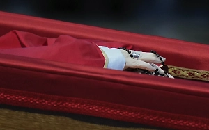 «А этих кто пригласил?»: В Риме заметили необычный стрит-арт с папой римским