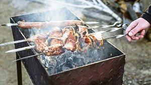 Россияне рассказали, сколько потратят на майские шашлыки, и назвали предпочтения в мясе