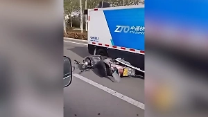 В Китае робот-курьер устроил ДТП и скрылся с места аварии