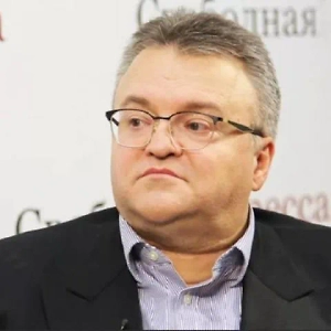 Если бункер построен в советские времена, то он рассчитан на ядерный удар, на химическое и биологическое оружие. Это очень безопасное место, безопасная постройка. Если бы не советские власти, которые построили этот бункер, Зеленского бы и не было сейчас. Зеленский был бы мёртв, если бы не прятался в советском бункере, который отлично защищает от ударов. 