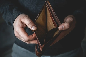 Россиянам объяснили, как дожить до зарплаты, не оставшись без денег в середине месяца