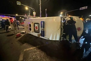 Mercedes на полной скорости протаранил машину скорой в Белгороде — видео