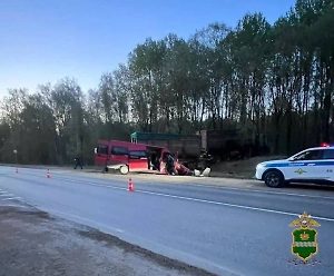 Смертельное ДТП с автобусом и фурой произошло на трассе под Калугой, 11 человек в больнице