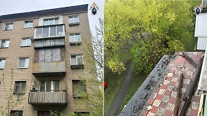 Два челябинца демонтировали старый балкон на 5-м этаже, на котором стояли