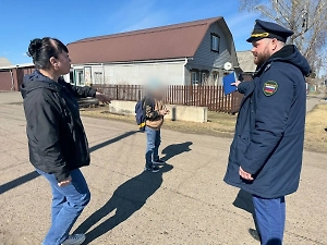 «Закричишь — ударю»: Мужчина пытался украсть мальчика из песочницы прямо при детях