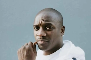 Иван-чай, варенье и опыт «Россетей»: Раскрыты детали райдера рэпера Akon, который выступит в России
