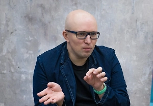 Современная культура построена на символах. Для одних Патрик — символ свободы, для других — угрозы. И чем более размытый персонаж, тем сильнее на него проецируют свои внутренние потребности. В этом нет ничего плохого, если мы осознаём, что это про нас, а не про него. Патрик — это не просто «глупая звезда».