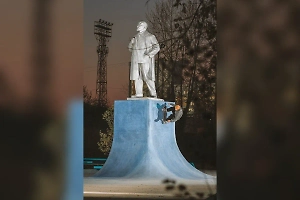 В Госдуме осудили идею сделать из памятника Ленину трамплин для скейтеров