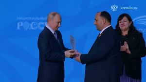 Путин в Наццентре «Россия» наградил победителя премии «Служение»