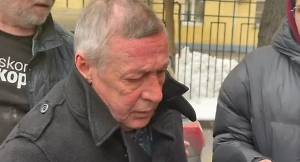 По-простому, на автобусе: Михаил Ефремов сдержал обещание и больше не садится за руль