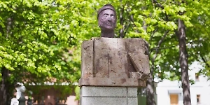 Подводная лодка и бюст Алигьери: в каких парках Москвы можно найти интересные памятники