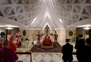 Красная мантия и тиара: Святой Престол показал папу римского в открытом гробу