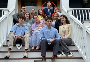 Прифотошопленный к семейному фото «дедушка Байден» породил слухи о своей смерти