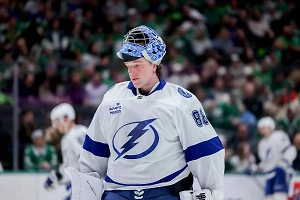 Худший матч за карьеру: Русский голкипер пропустил рекордное число шайб в плей-офф НХЛ