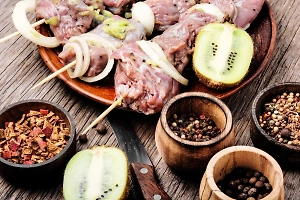 Маскировка проблем: Врач объяснила Life.ru, как магазинный маринад для шашлыка может убить здоровье