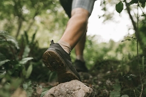 Врач объяснил, почему путь из 100 тыс. шагов в день может закончиться в больнице