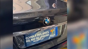 Захарова объяснила появление надписи «Россия рулит» на машине Лаврова